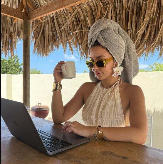 DJ Wef achter de draaitafels tijdens een urban event of festival DJ Wef achter de draaitafels tijdens een urban event of festival