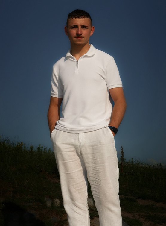 Foto van Aleksandar Maric, ook bekend als Alexvanyoutube, die een streetwear outfit draagt en zijn unieke fashionstijl toont.